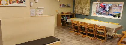 Inneområde med benker og bord i Eventyrøya familiebarnehage