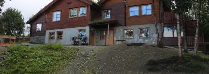 Kulturbarnehagen sett utenfra med skogen rundt en sommerdag