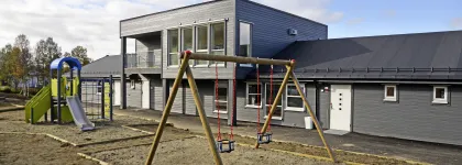 Lekeområdet med husker, sandkasser og klatrehus i Steinberget barnehage