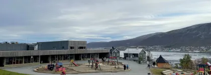 Uteområde med ulike lekeapparater i Kvamstykket barnehage