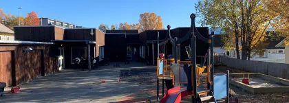 Uteområde Polarmåsen barnehage med sandkasse og klatretårn